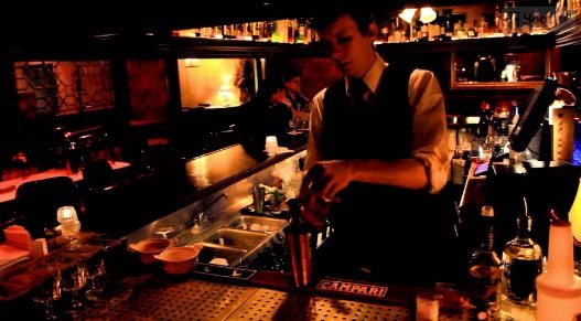 Bar Etiquette: How to Order Drinks at a Club